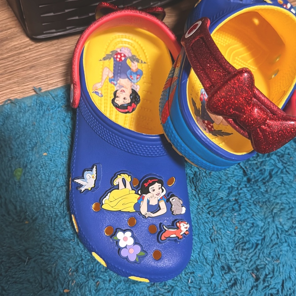Snow White crocs